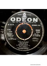 Joroo Ka Ghulam;vinyl_record gramophone house