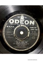 Yaadon Ki Baaraat;vinyl_record gramophone house